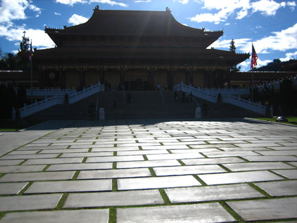 Six to queue hsi lai temple